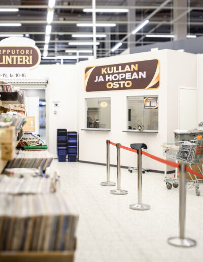 Kuvassa on kullan ja hopean myyntipiste Kirpputori Silinterissä.